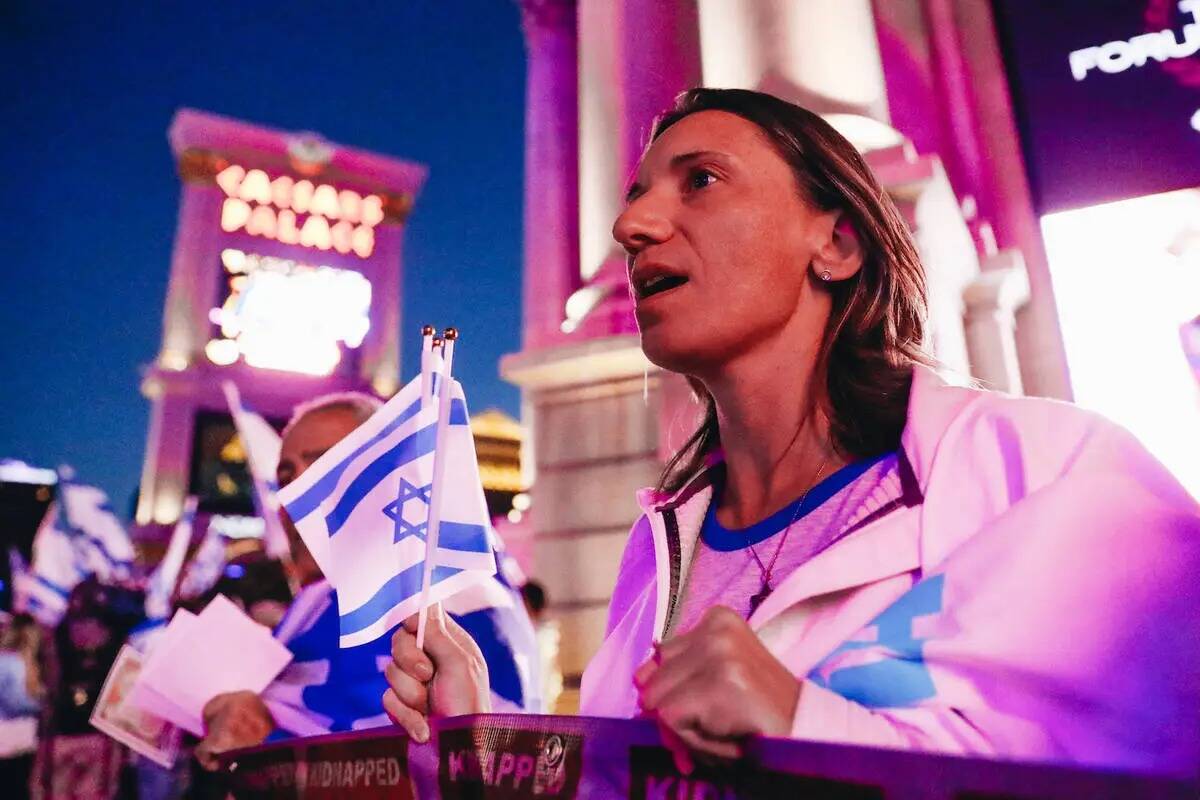 Manifestantes se reúnen durante una manifestación pro-Israel celebrada por el Consejo America ...