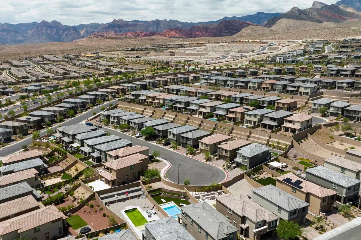 Una foto aérea muestra casas en Summerlin cerca de Paseos Park el miércoles, 9 de agosto de 2 ...