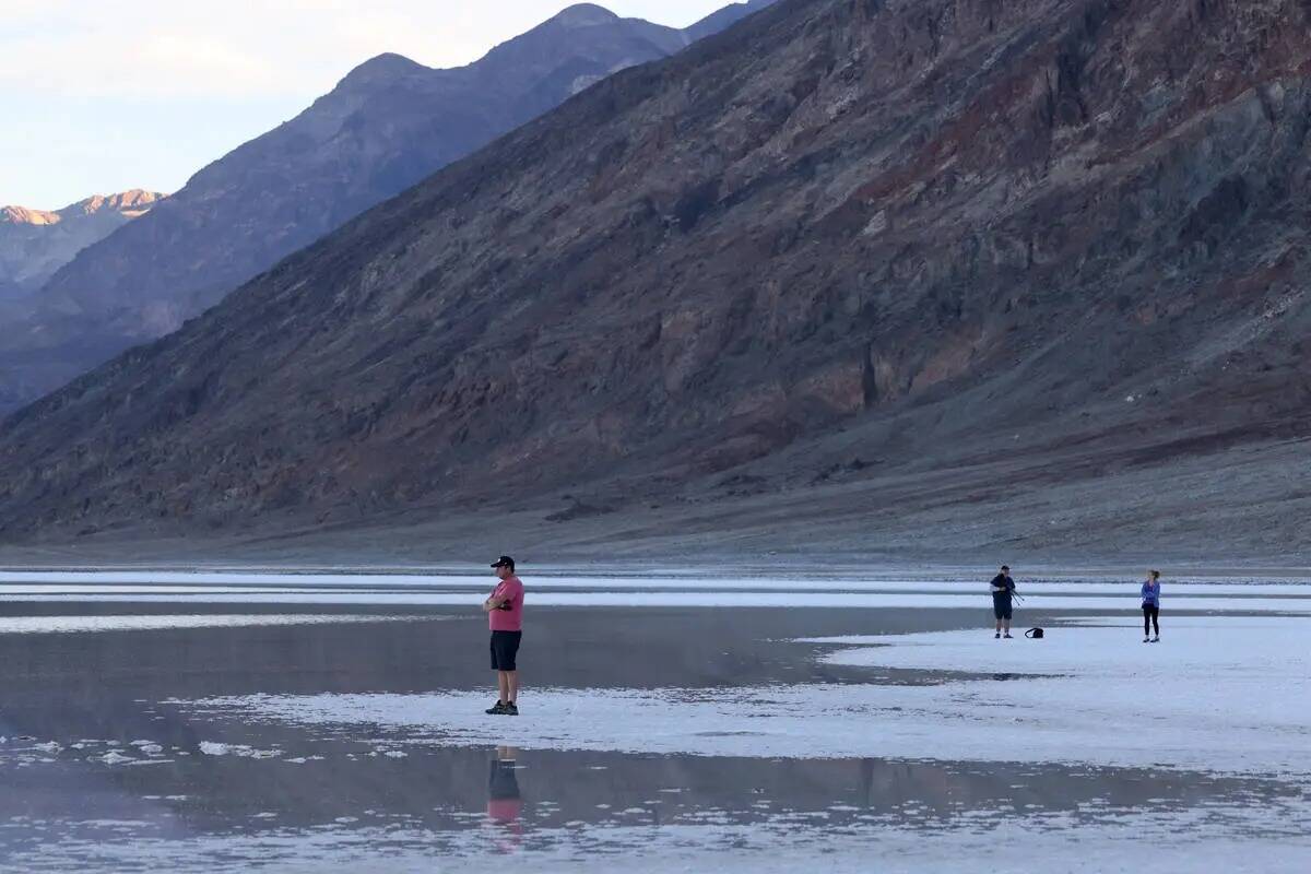 Visitantes observan un extraño lago en Badwater Basin, en el recientemente reabierto Death Val ...