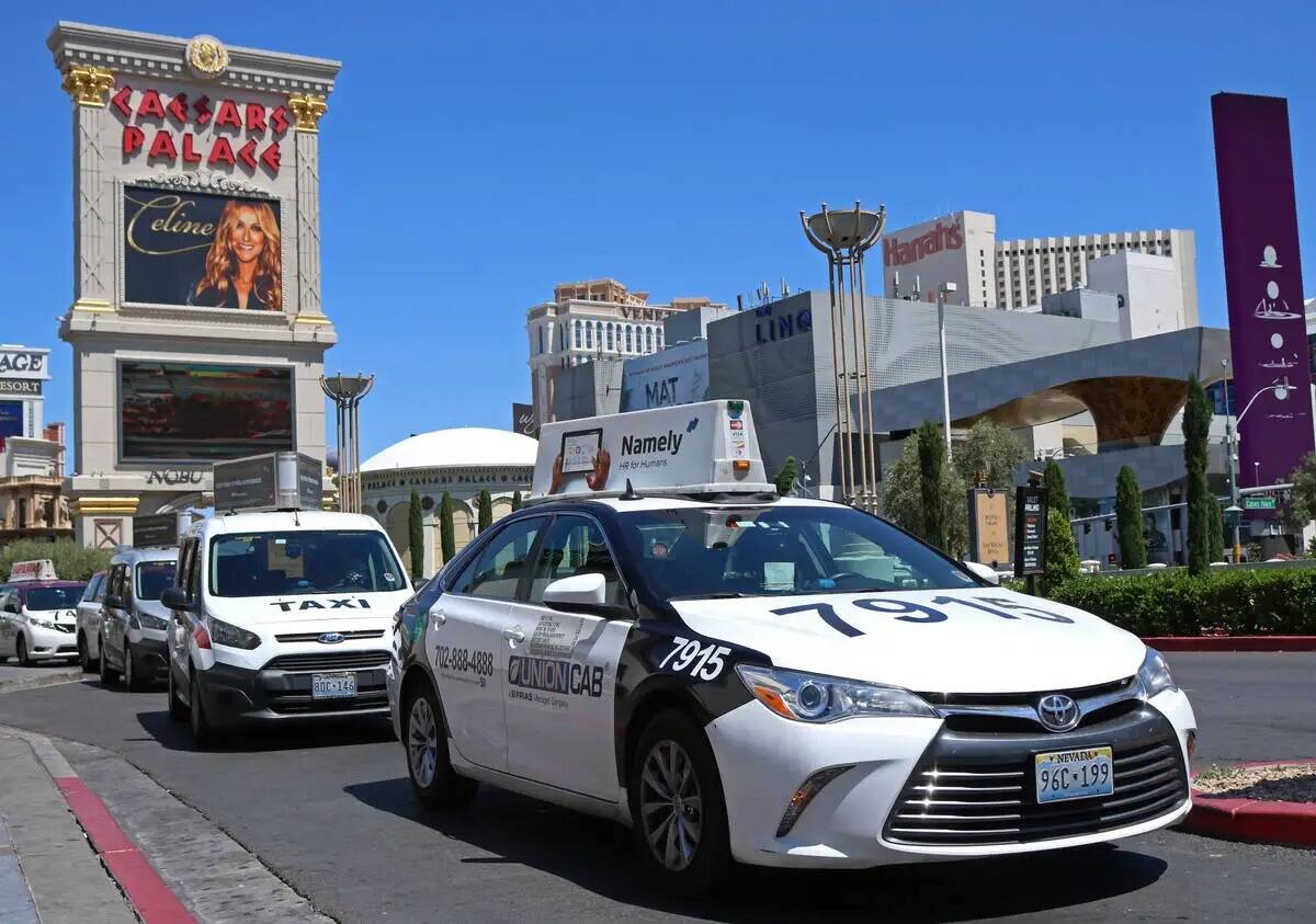 Los taxistas se detienen en el carril de recogida de taxis del Caesars Palace de Las Vegas. (Ar ...