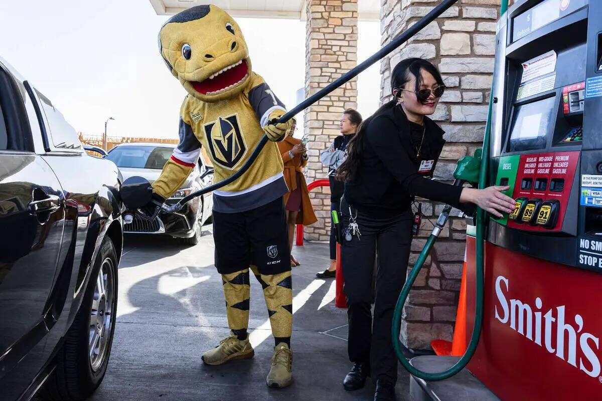 May Woody, a la derecha, subgerente de Smith's, ayuda a la mascota de los Golden Knights, Chanc ...