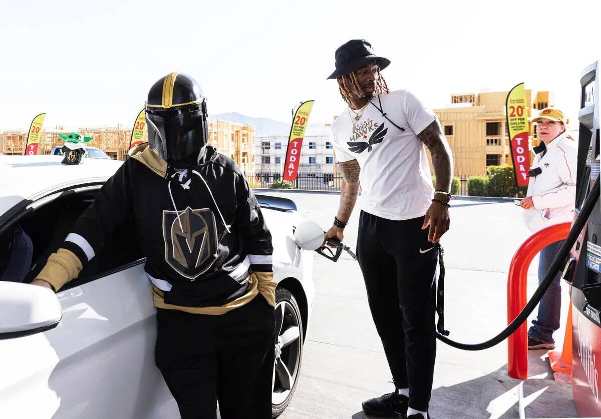 El fan de los Vegas Golden Knights, Travis Bradley, izquierda, muestra su apoyo a su equipo vis ...