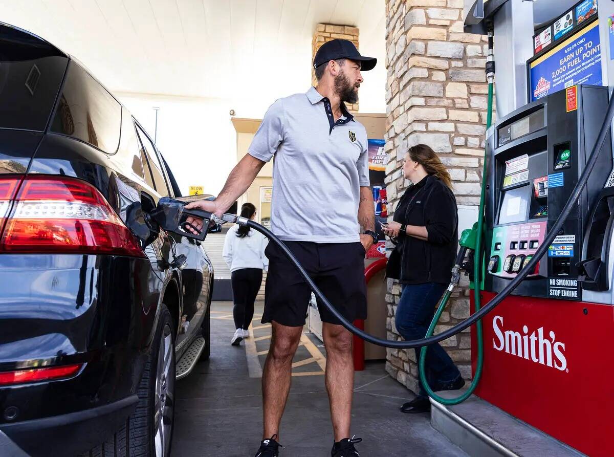 El ex defensa de los Knights, Deryk Engelland, carga gasolina gratis para un cliente en Smith's ...