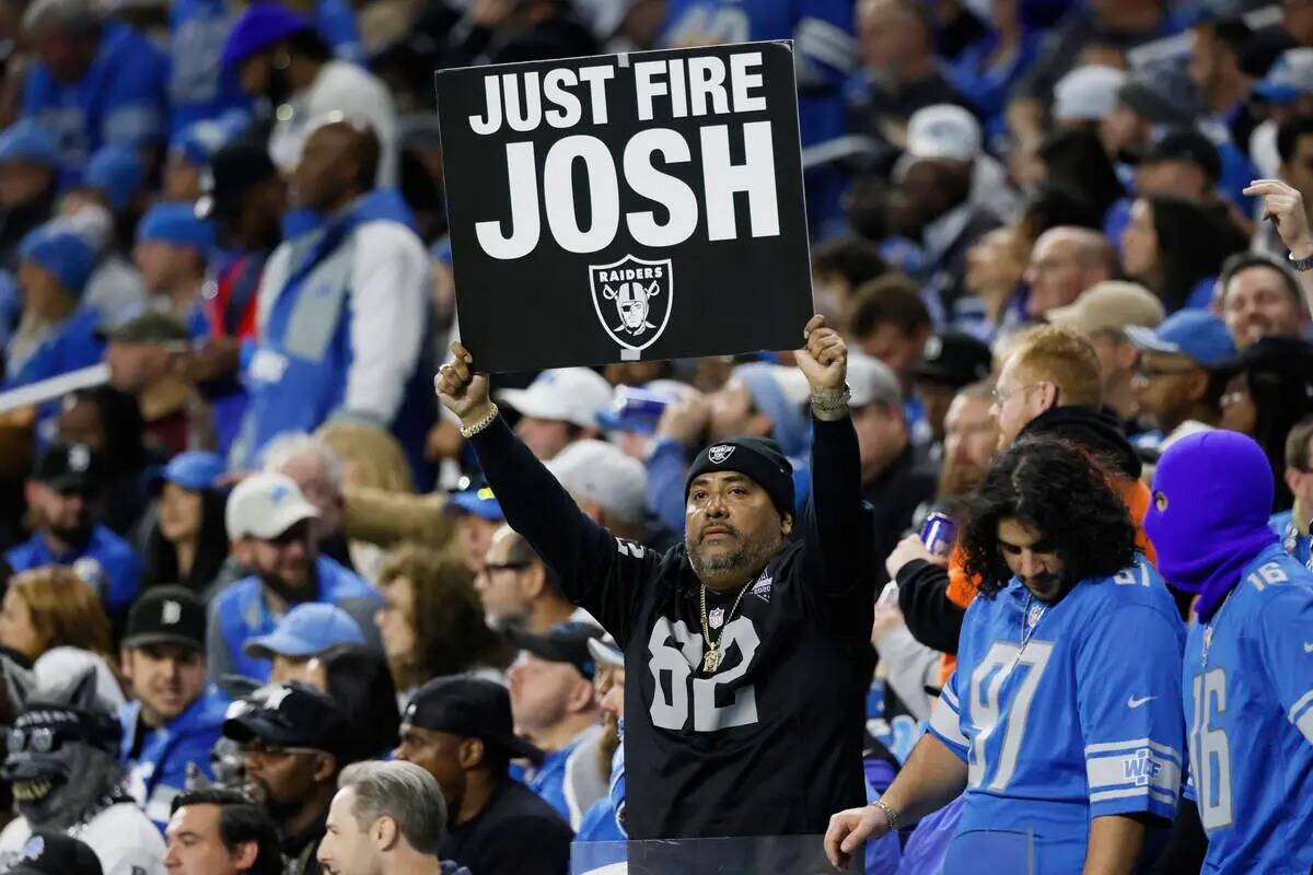 Un fan de los Raiders de Las Vegas sostiene un cartel durante la segunda mitad de un partido de ...