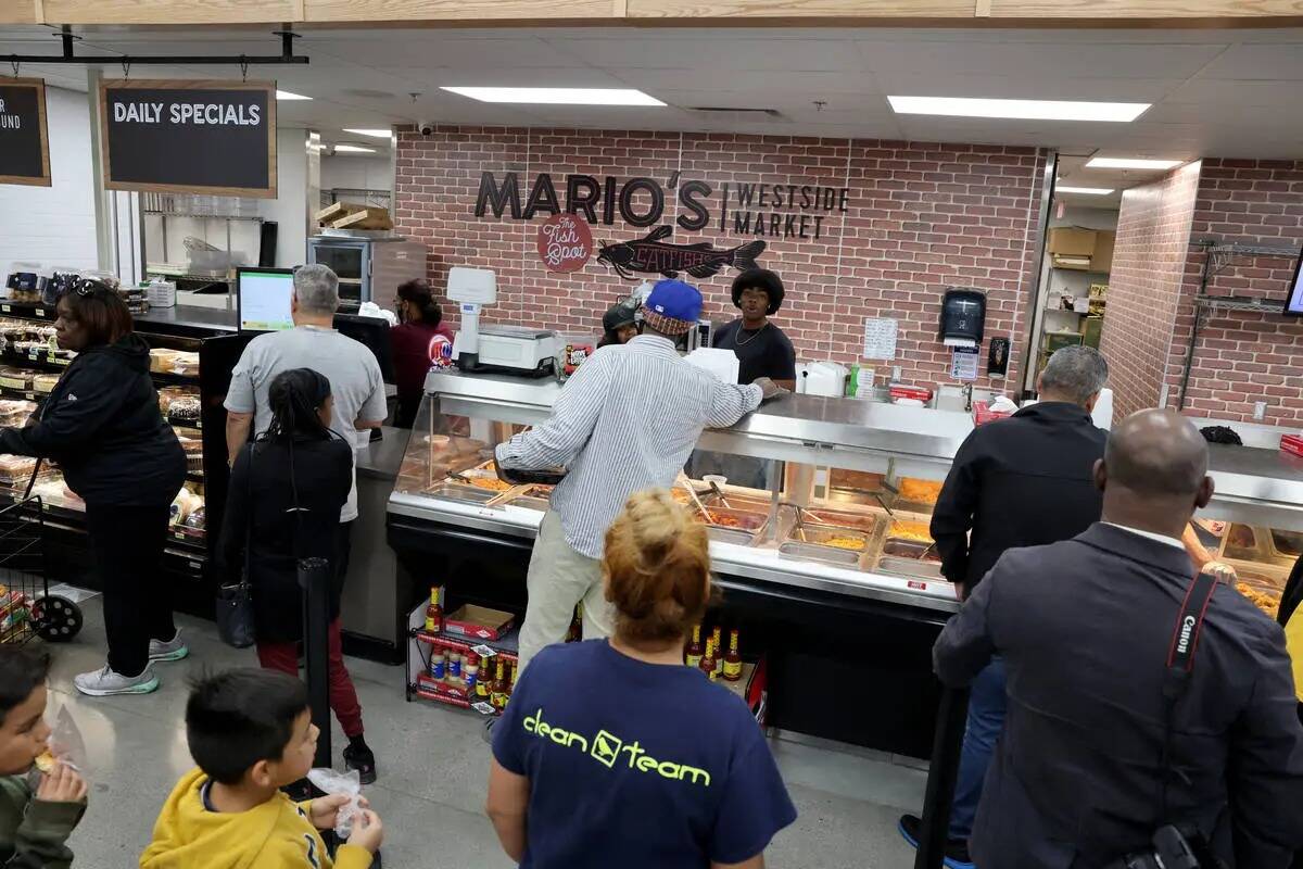 Algunos de los primeros clientes hacen sus compras durante la gran apertura del nuevo Mario's W ...