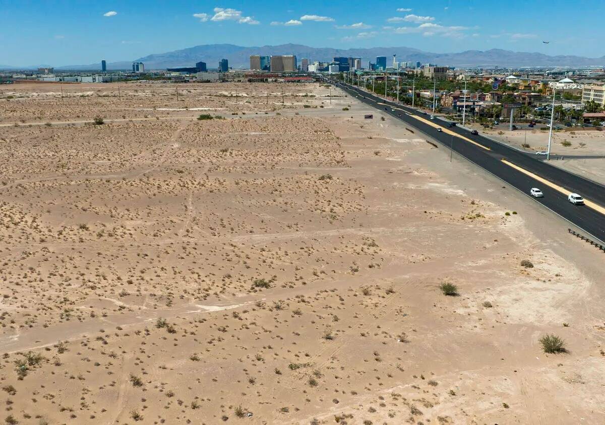 Vista aérea de un terreno baldío al sur del Strip, en la esquina noroeste de Las Vegas Boulev ...