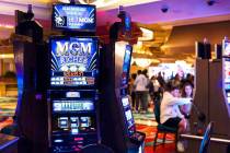 Las máquinas tragamonedas MGM Riches se ven dentro del hotel-casino Bellagio en Las Vegas, el ...