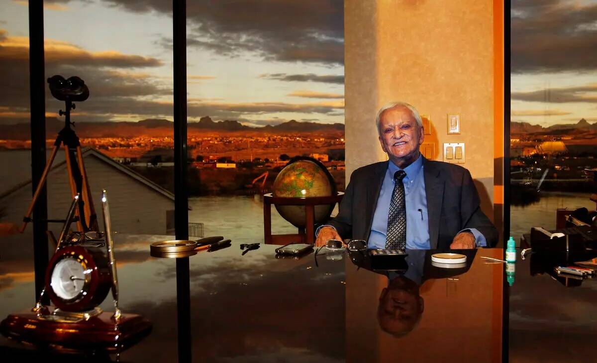 El empresario del juego y hotelero estadounidense Don Laughlin posa para un retrato en su ofici ...