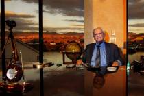 El empresario del juego y hotelero estadounidense Don Laughlin posa para un retrato en su ofici ...