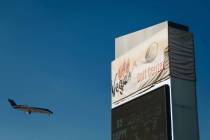 Un avión vuela junto al cartel de Las Vegas Golf Club en Las Vegas Golf Club el sábado 28 de ...