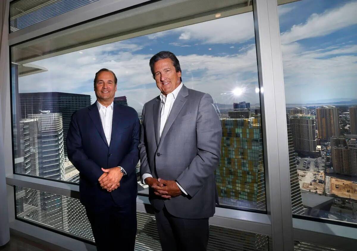 Anthony Capuano, a la izquierda, presidente y director ejecutivo de Marriott International, y B ...