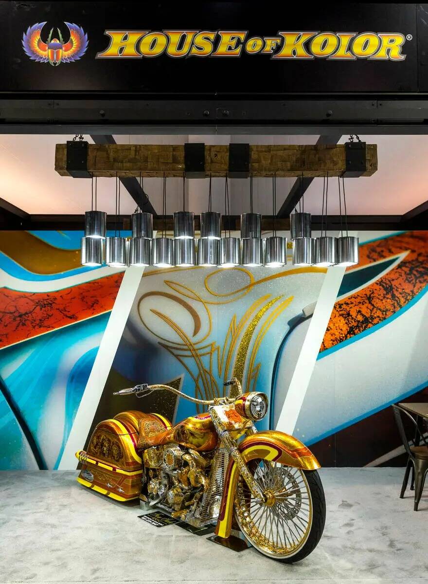 The House of Color muestra un trabajo de pintura personalizado para motocicletas durante el pri ...