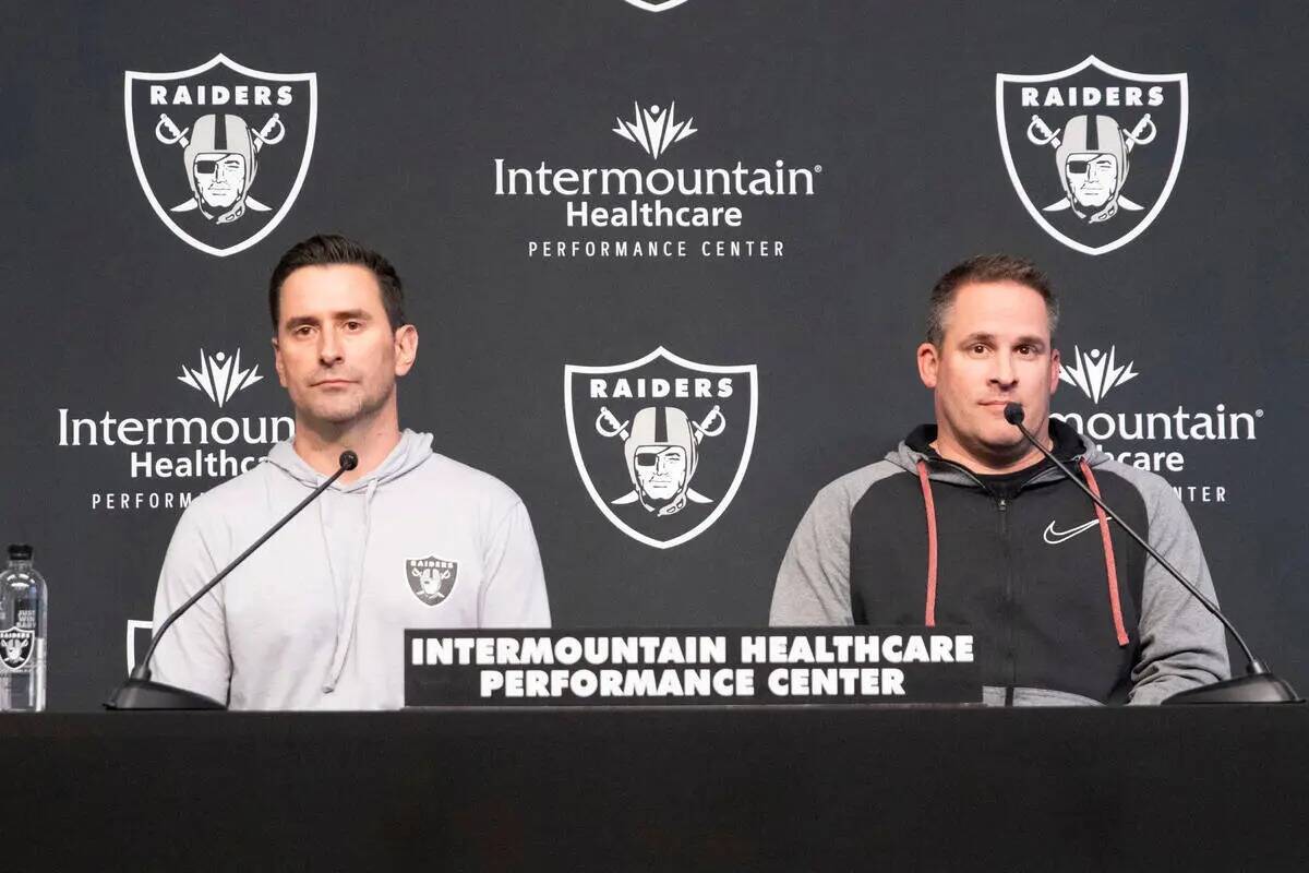 El gerente general de los Raiders, Dave Ziegler, izquierda, y el entrenador en jefe Josh McDani ...