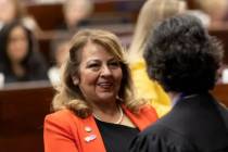 Asambleísta Bea Duran, demócrata por Las Vegas, estrecha la mano de la presidenta del Tribuna ...