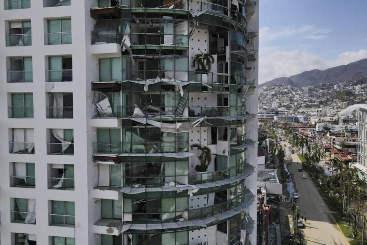 Edificios dañados tras el paso del huracán Otis por Acapulco, México, el jueves 26 de octubr ...
