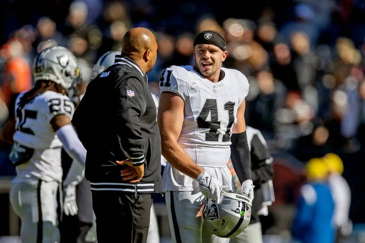 El linebacker de los Raiders Robert Spillane (41) habla con el entrenador de linebackers Antoni ...