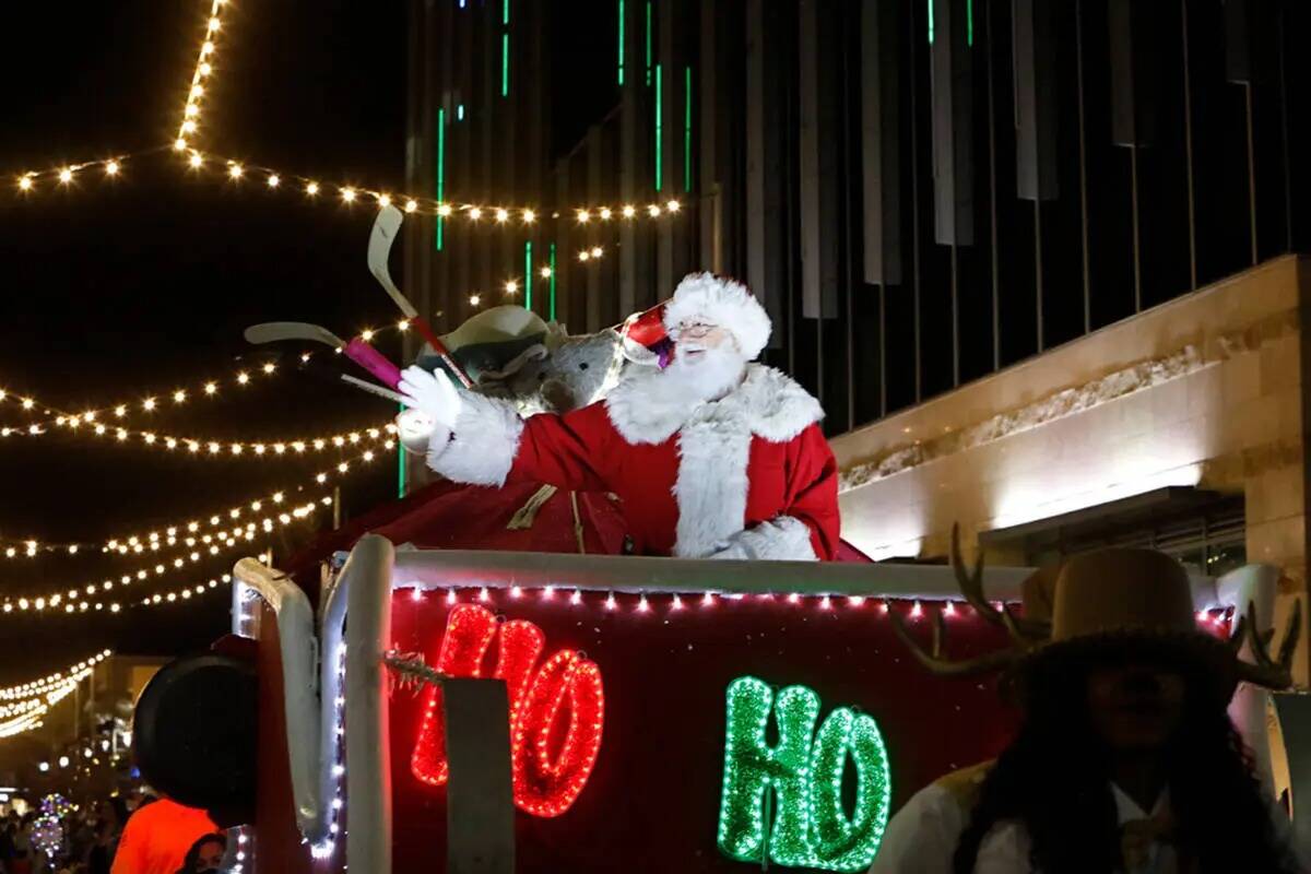 Santa saluda durante un desfile navideño en Downtown Summerlin, el viernes 3 de diciembre de 2 ...