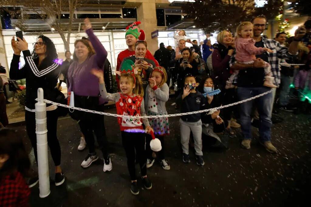 La gente anima durante el desfile navideño en Downtown Summerlin el viernes 3 de diciembre de ...