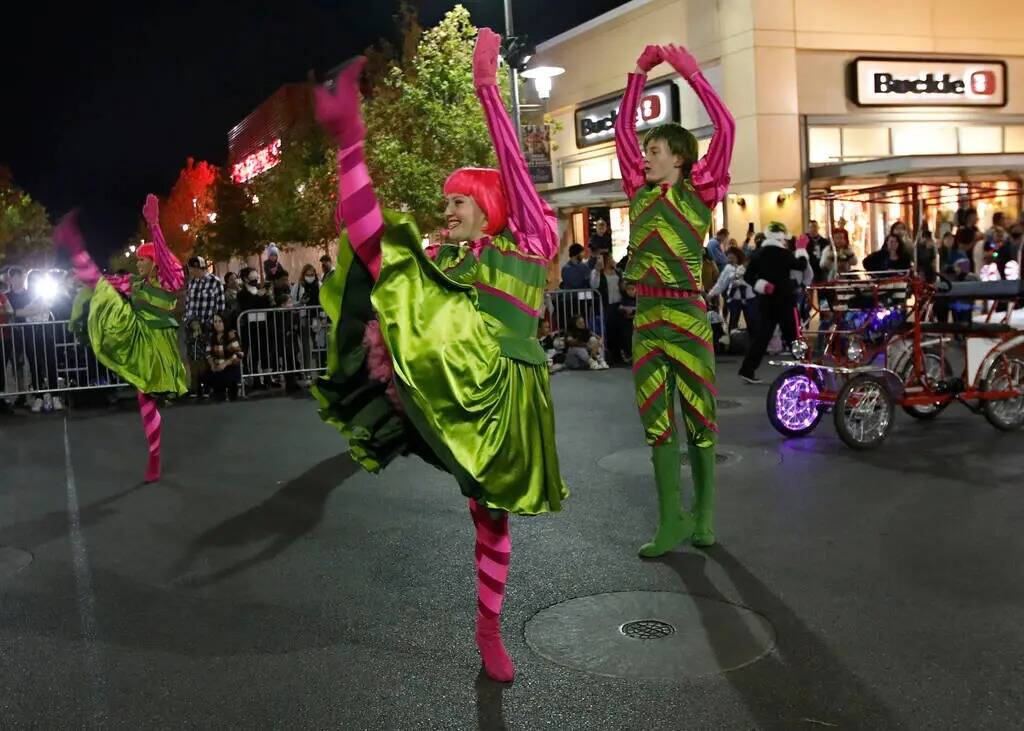 Bailarines se presentan durante el desfile navideño en Downtown Summerlin el viernes 3 de dici ...