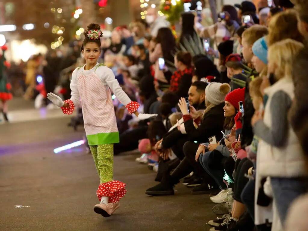 Una bailarina se presenta durante el desfile navideño en Downtown Summerlin el viernes 3 de di ...