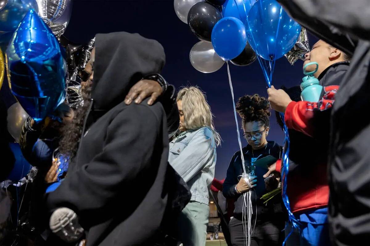 Los seres queridos del jugador de fútbol americano de Desert Pines High School, Se'Mauri Norri ...