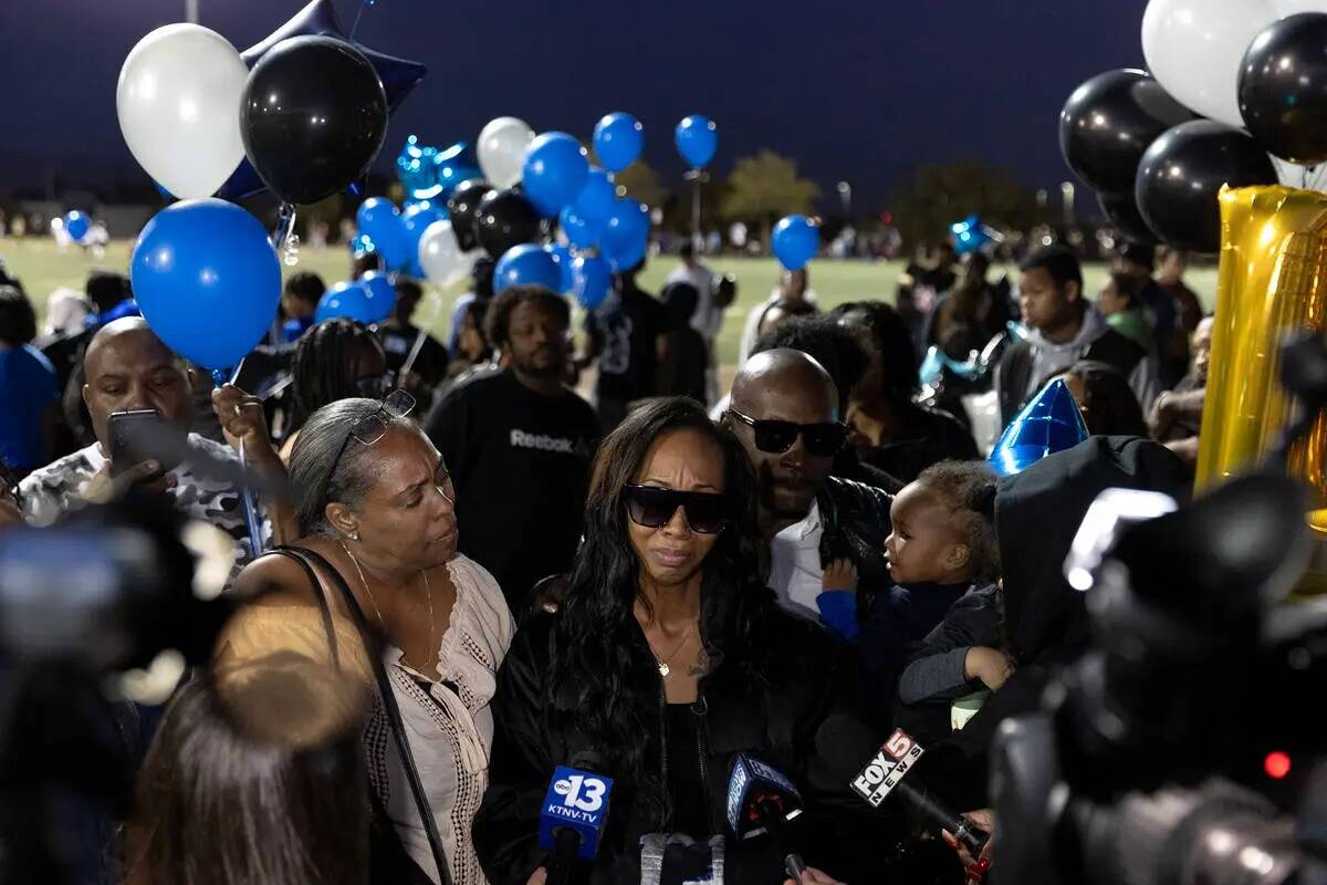 Maureisha Johnson, en el centro, madre de Se'Mauri Norris-Johnson, y la abuela LaVette Anderson ...