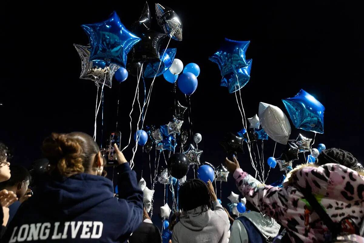 Suelta de globos en honor del jugador de fútbol americano del Desert Pines High School, Se'Mau ...