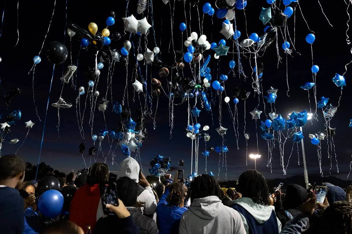 Suelta de globos en honor del jugador de fútbol americano de Desert Pines High School, Se'Maur ...
