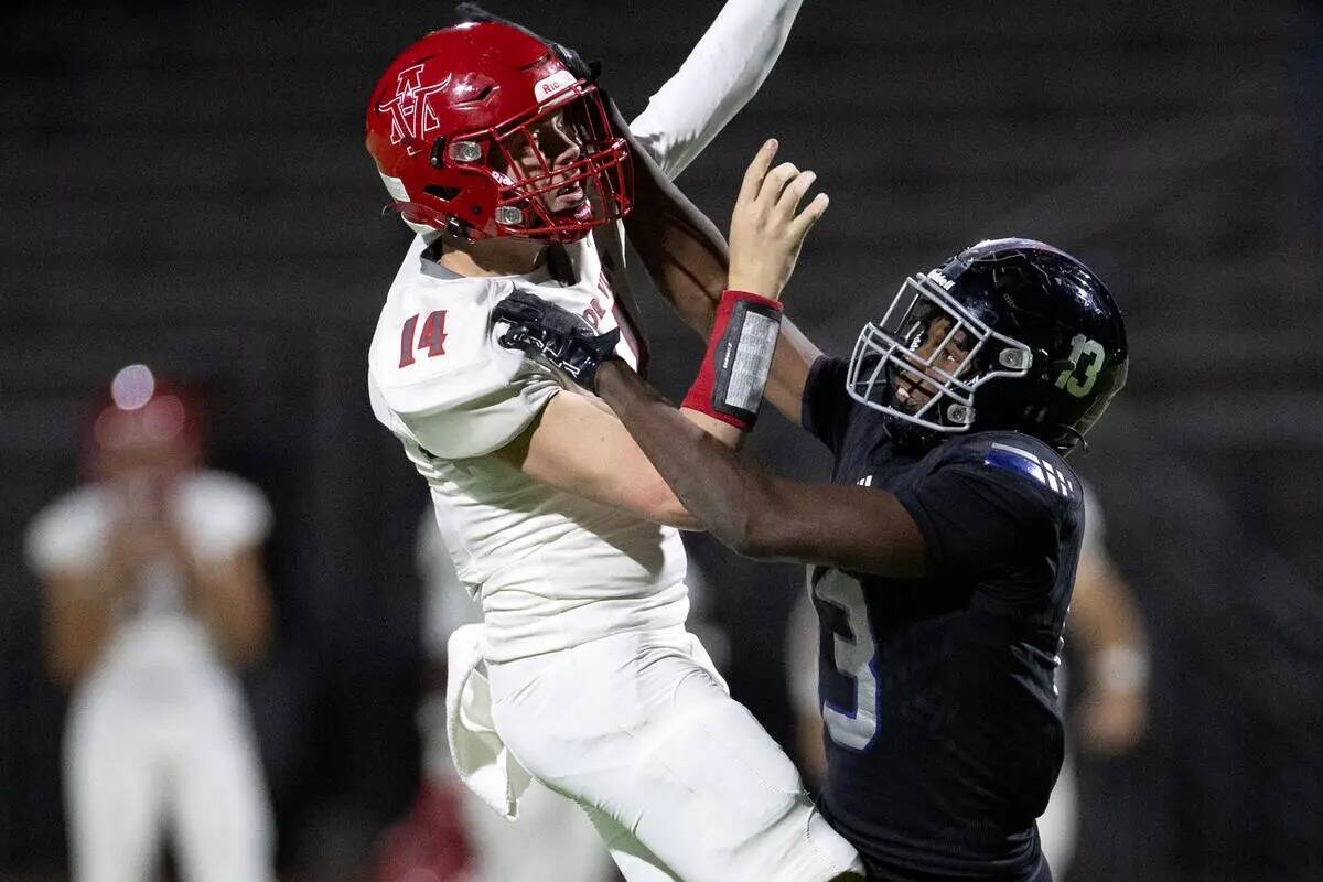 El quarterback de Arbor View Alonzo Balderrama (14) intenta lanzar mientras el linebacker de De ...