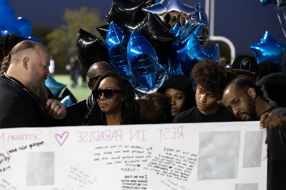 Maureisha Johnson observa un póster firmado en honor de su hijo, el jugador de fútbol america ...