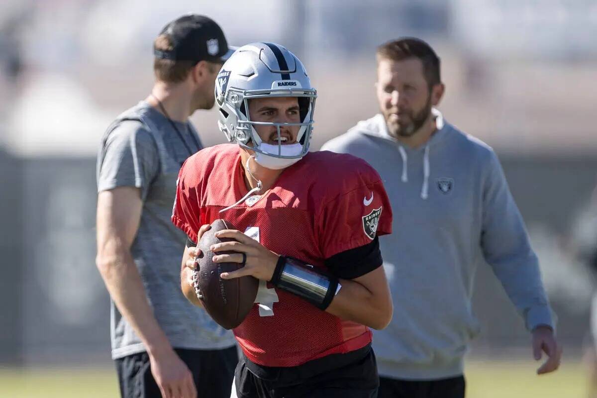 El quarterback de los Raiders Aidan O'Connell (4) se prepara para lanzar durante el entrenamien ...