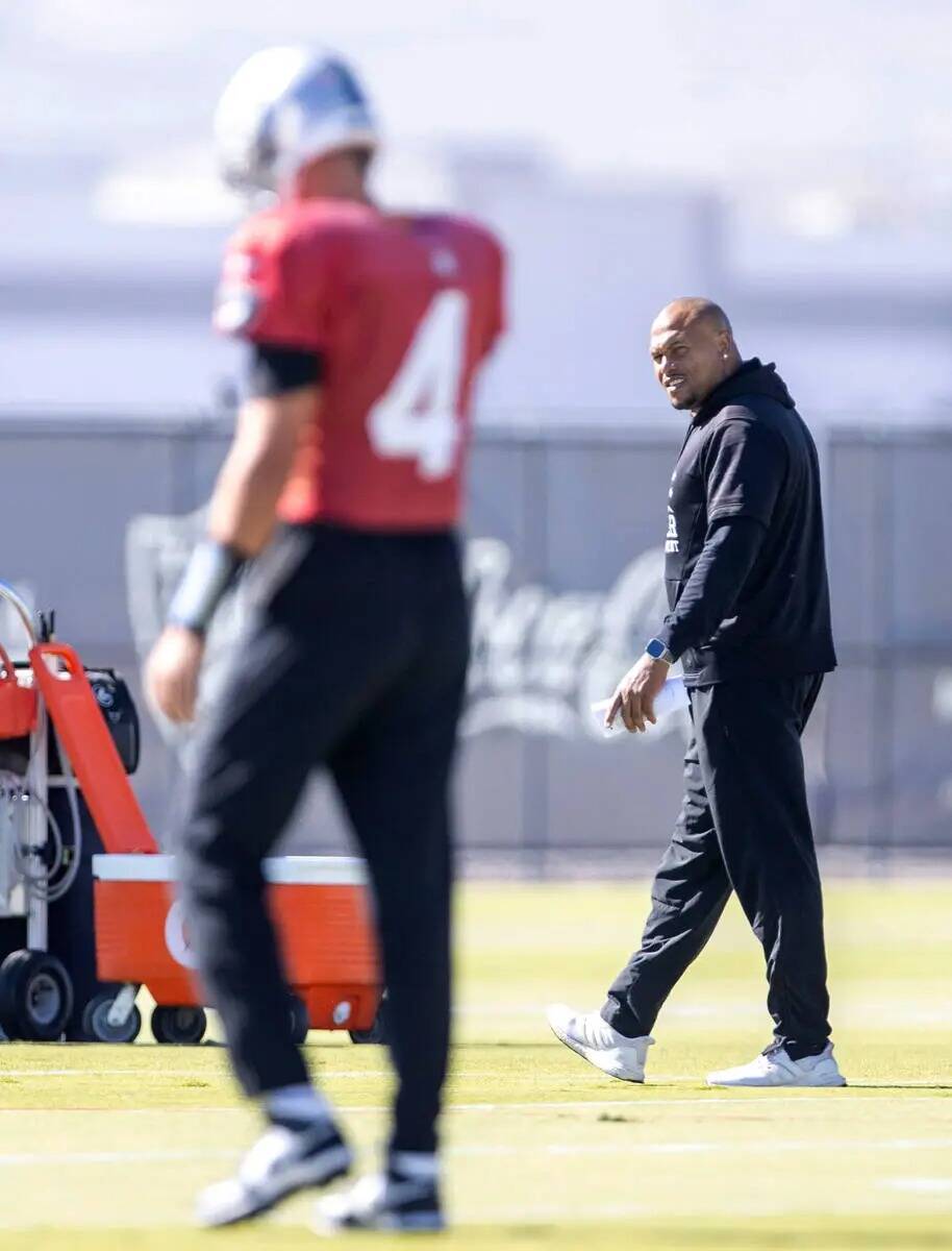 El entrenador en jefe interino de los Raiders, Antonio Pierce, observa mientras el quarterback ...
