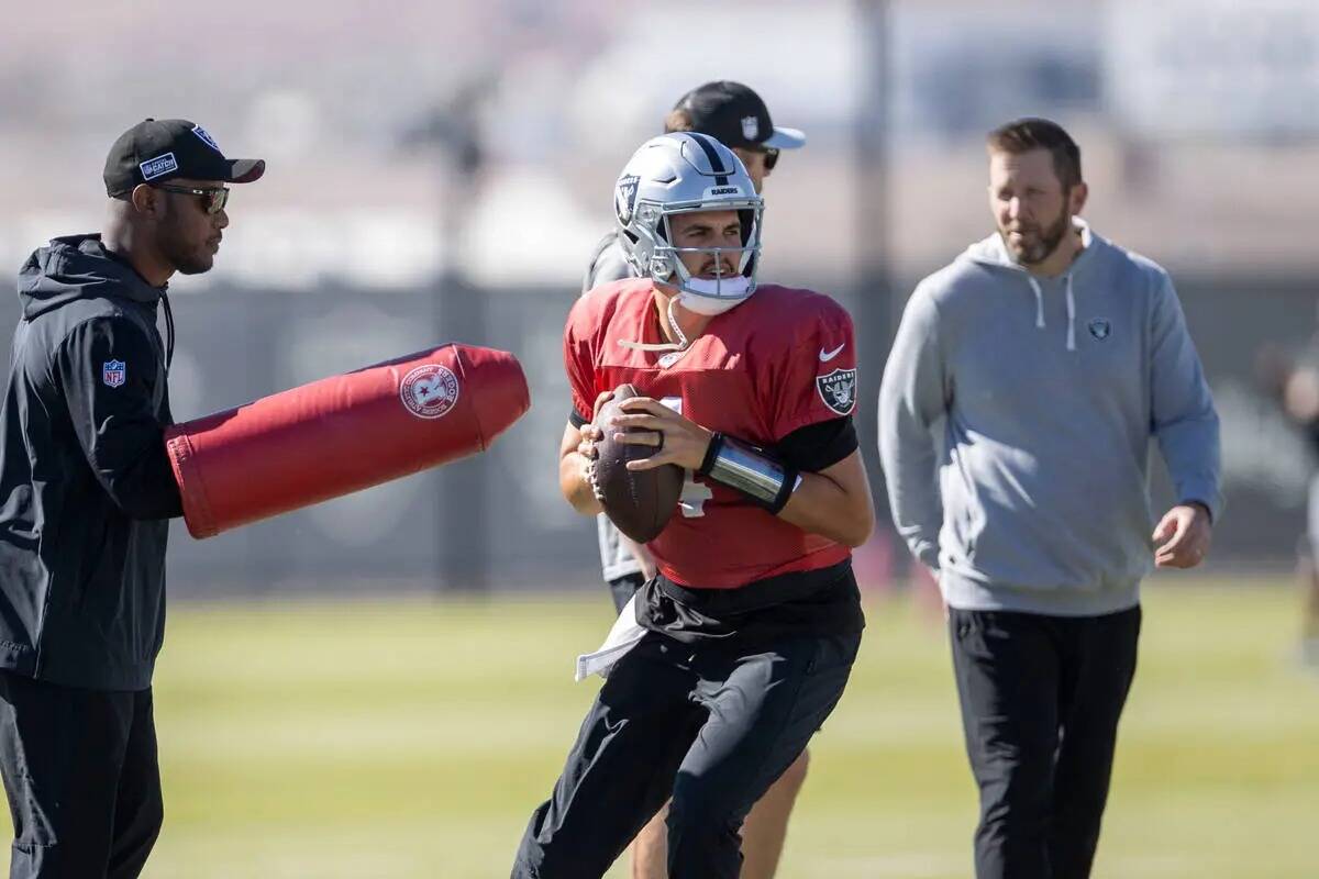 El quarterback de los Raiders Aidan O'Connell (4) se prepara para lanzar durante la práctica e ...