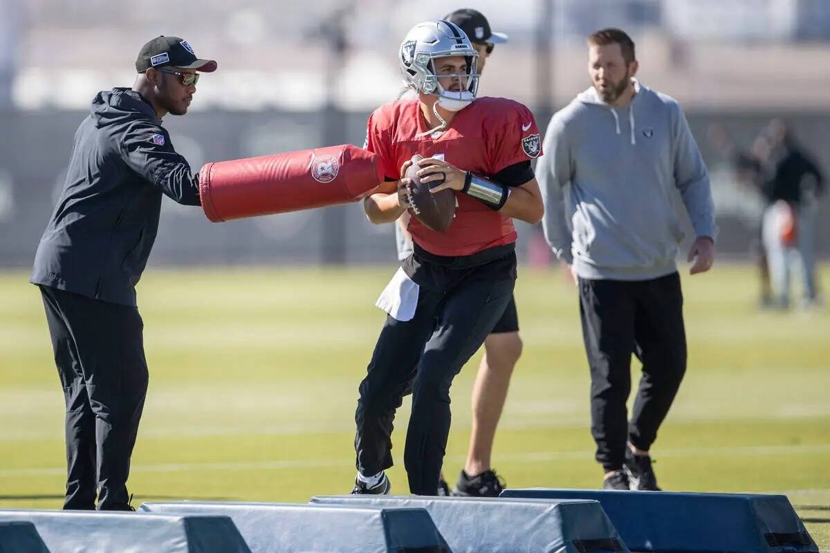 El quarterback de los Raiders Aidan O'Connell (4) se prepara para lanzar durante la práctica e ...