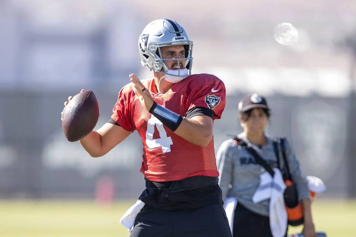 El quarterback de los Raiders Aidan O'Connell (4) se prepara para lanzar durante la práctica e ...