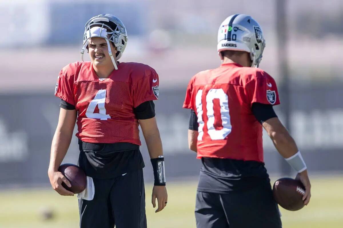 El quarterback de los Raiders Aidan O'Connell (4) y el quarterback Jimmy Garoppolo (10) realiza ...