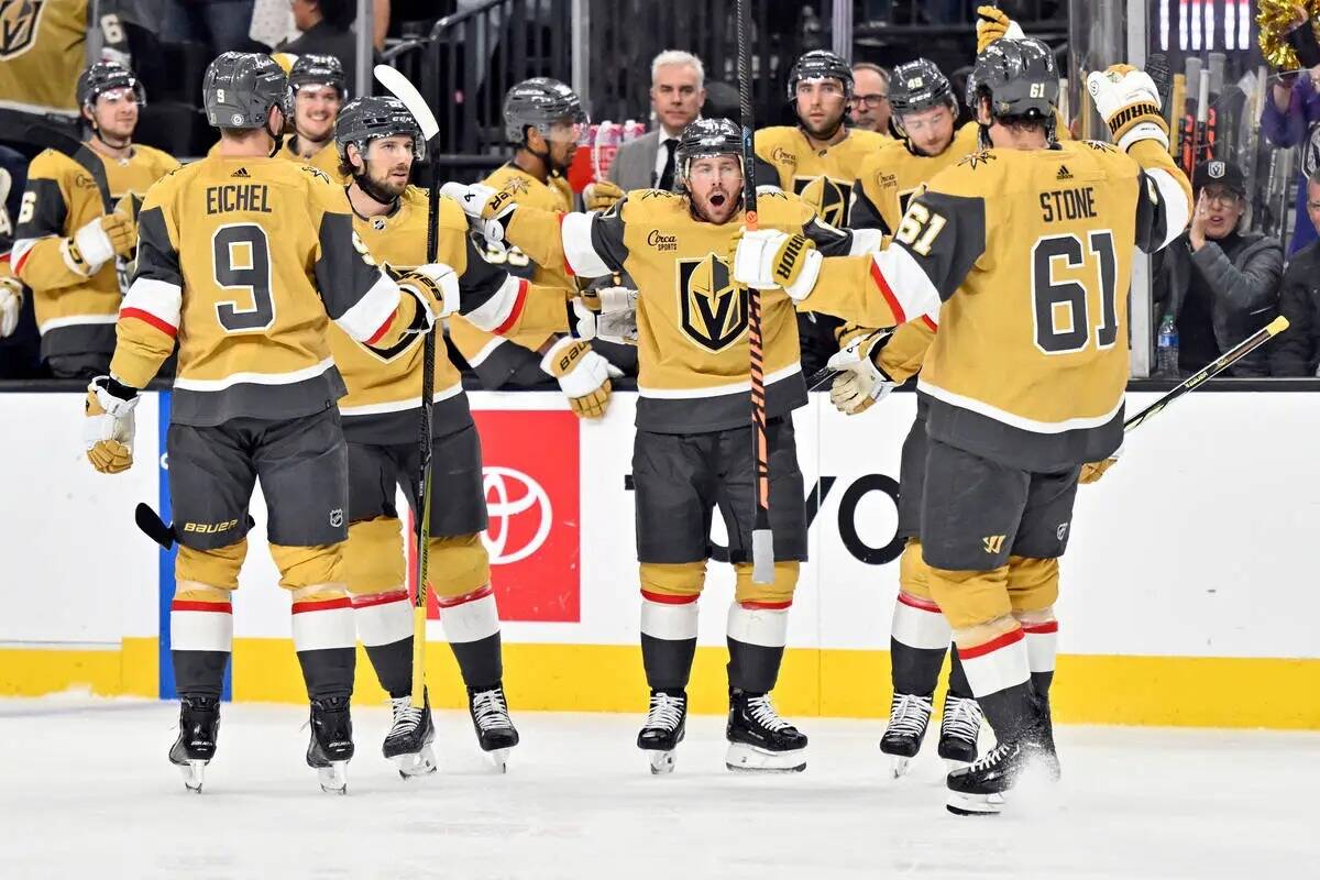 El ala derecha de los Vegas Golden Knights Jonathan Marchessault, centro, celebra después de s ...