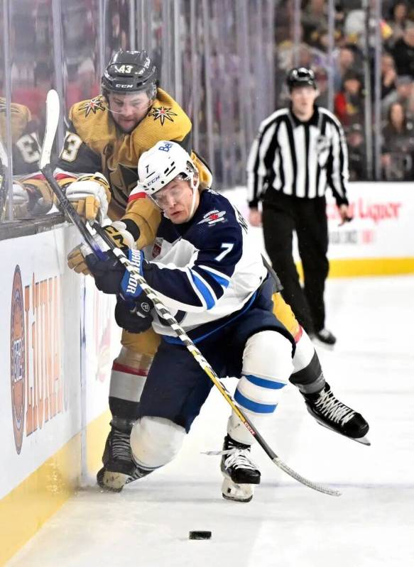 El centro de los Vegas Golden Knights Paul Cotter (43) y el centro de los Winnipeg Jets Vladisl ...