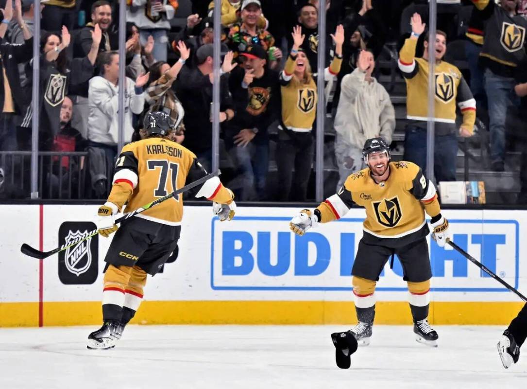 El centro de los Vegas Golden Knights William Karlsson (71) y el ala derecha Jonathan Marchessa ...