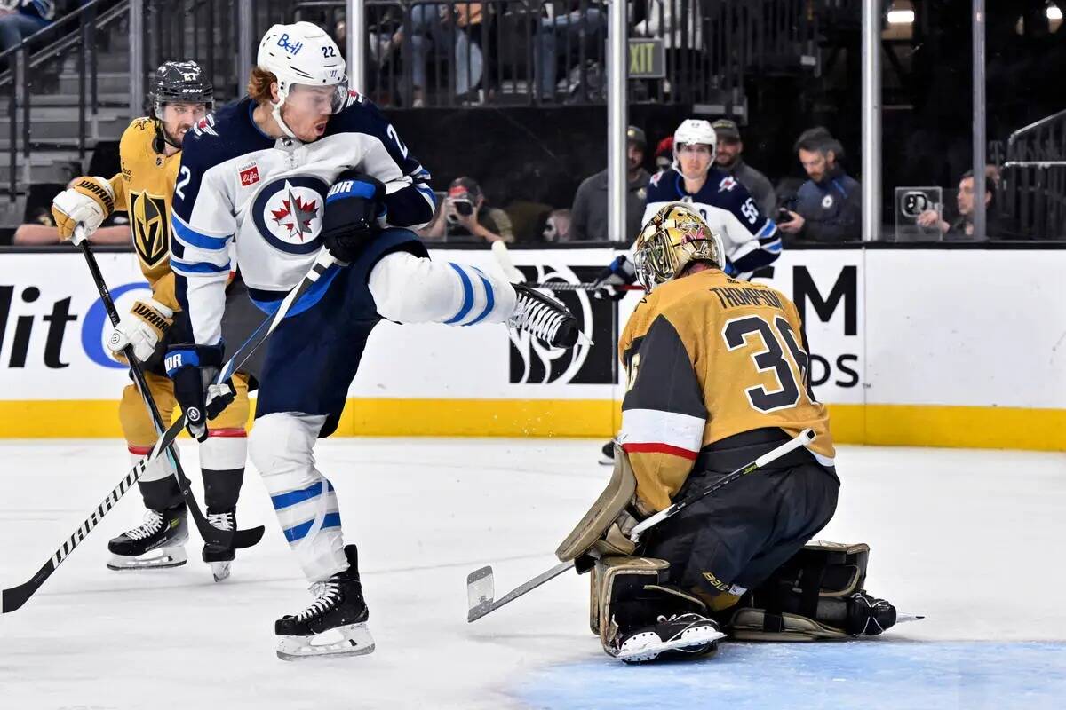 El portero de los Vegas Golden Knights Logan Thompson (36) mira el puck, junto al centro de los ...