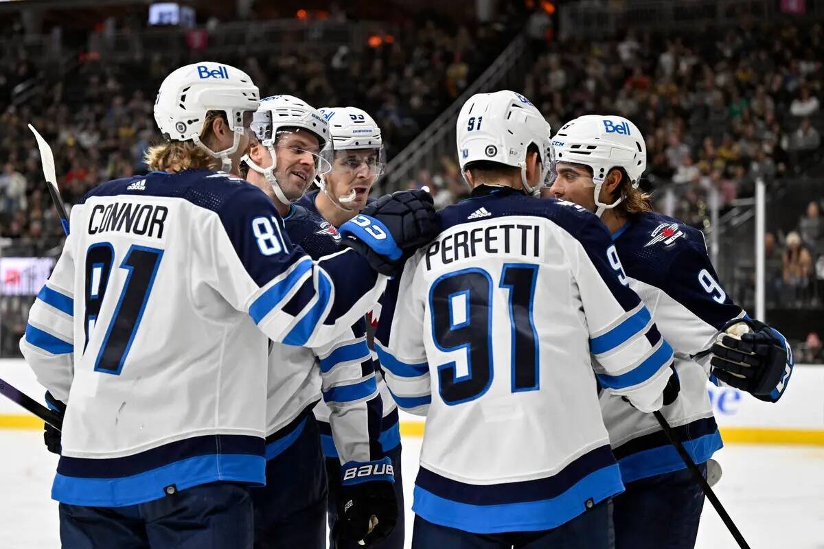 Los Winnipeg Jets celebran un gol del ala izquierda Alex Iafallo (9) contra los Vegas Golden Kn ...