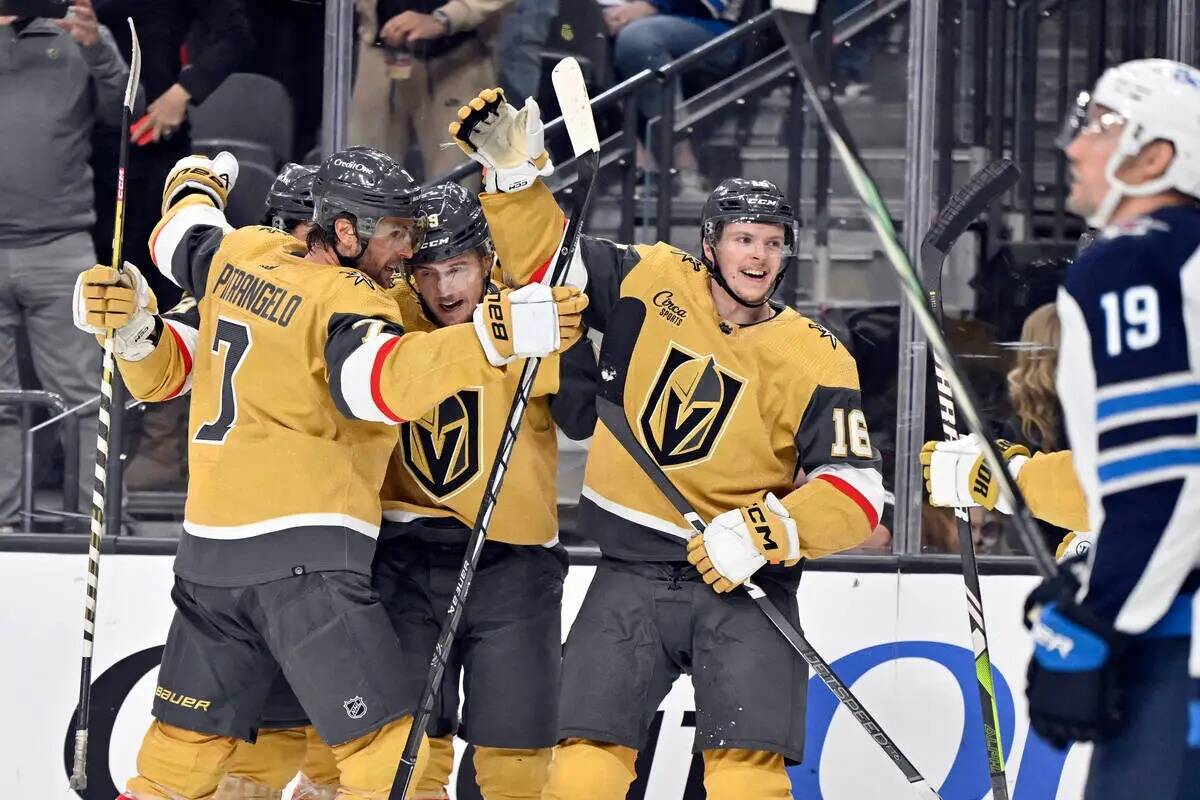 El defensa de los Vegas Golden Knights Alex Pietrangelo (7), el centro Ivan Barbashev (49) y el ...