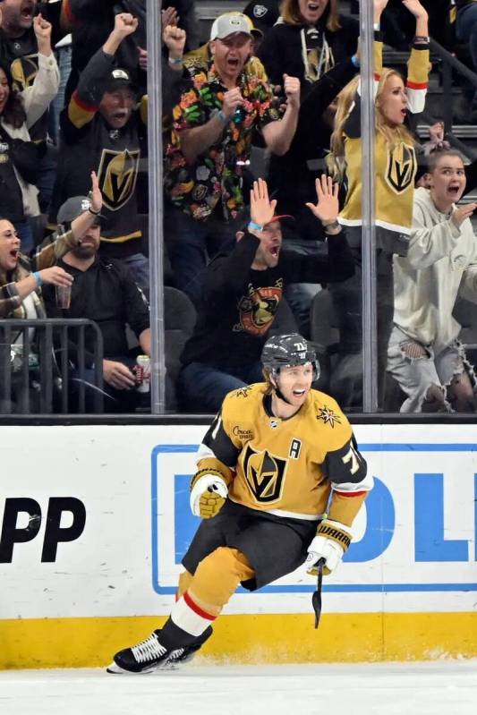 Vegas Golden Knights centro William Karlsson (71) reacciona después de anotar contra los Winni ...