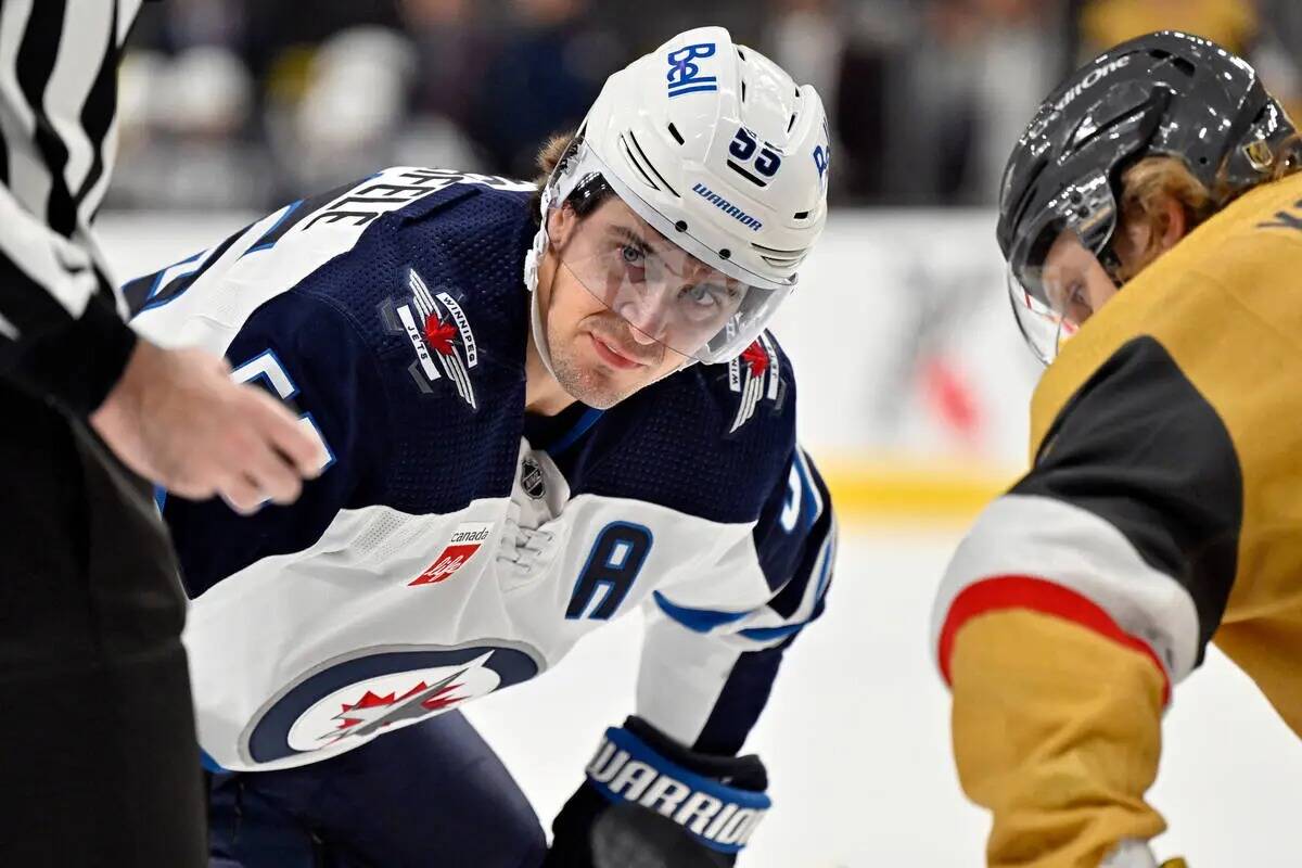 El centro de los Winnipeg Jets Mark Scheifele (55) observa el puck antes de un cara a cara cont ...