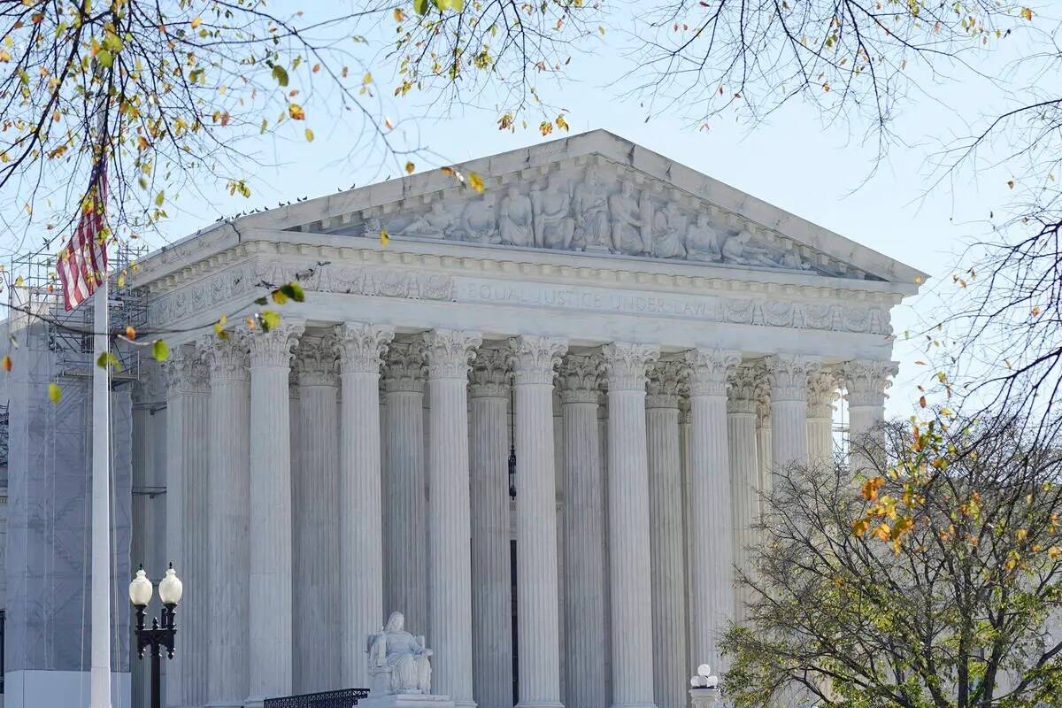 El Tribunal Supremo de Estados Unidos es vista el viernes 3 de noviembre de 2023, en Washington ...