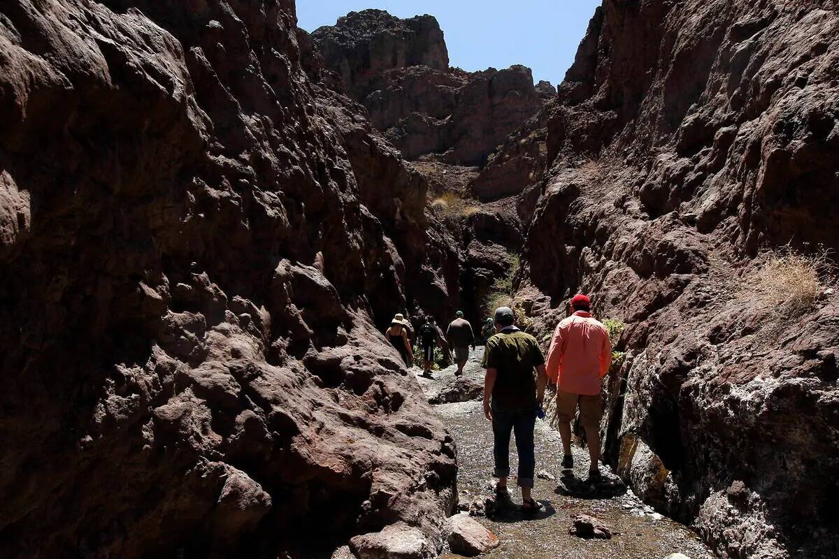 Los excursionistas se abren paso por un cañón por encima de la playa de Arizona Hot Springs e ...