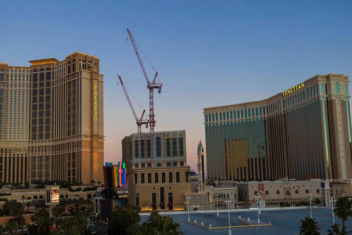 El Venetian, a la derecha, y el Palazzo el miércoles 2 de febrero de 2022, en Las Vegas. (Benj ...