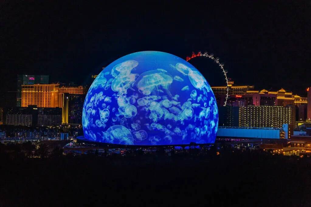 Un gráfico de una medusa aparece en Sphere durante la noche de apertura de la residencia de U2 ...