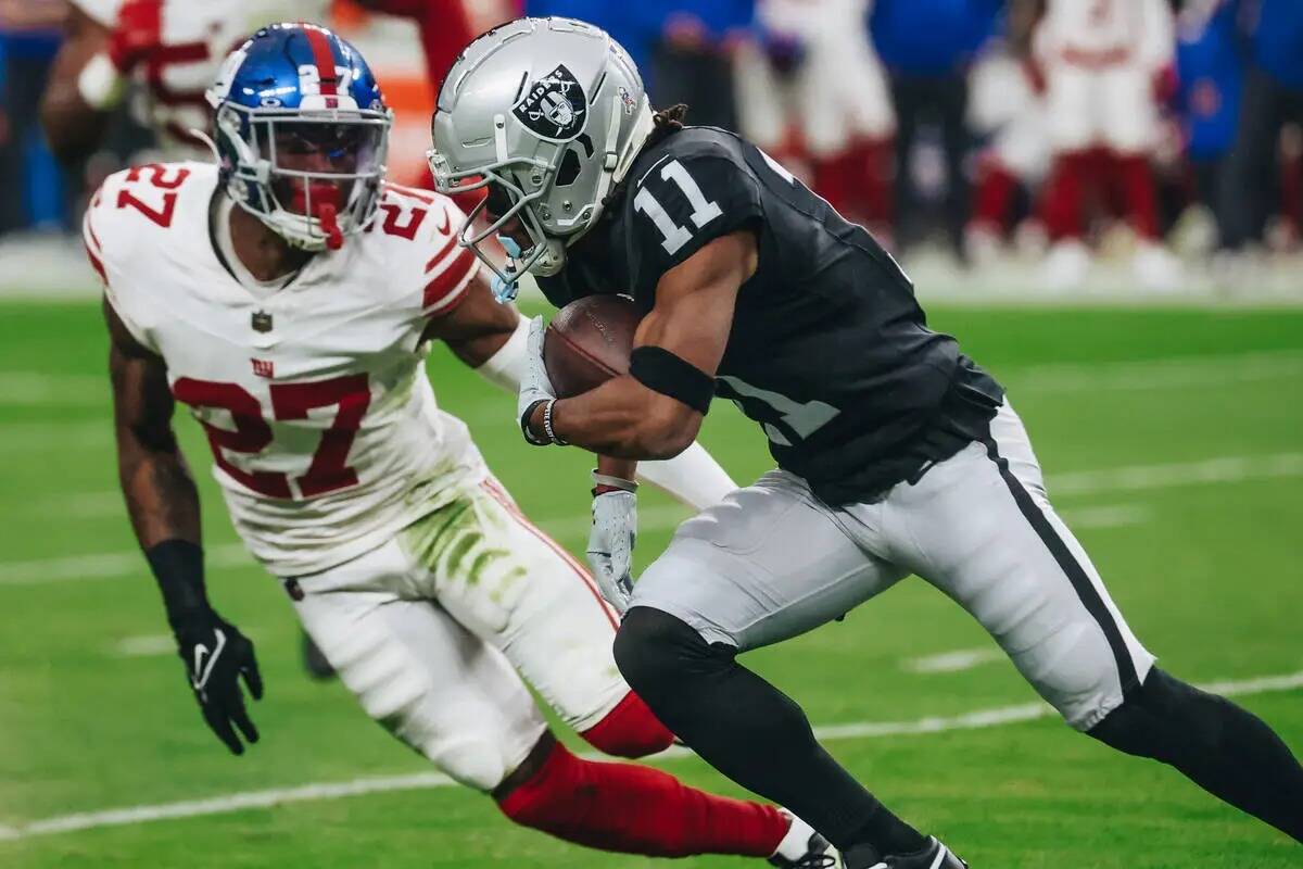 El wide receiver de los Raiders Tre Tucker (11) corre con el balón durante un partido contra l ...