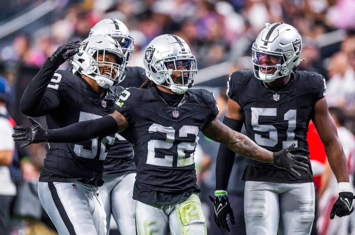 El running back de los Raiders de Las Vegas Ameer Abdullah (22) y sus compañeros celebran una ...